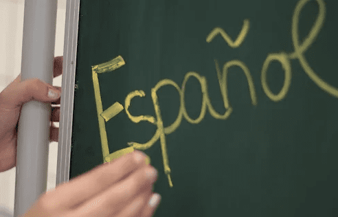 Chalkboard with "Espanol" on it.