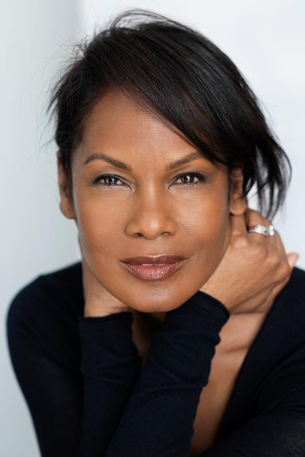 Robinne Lee – Crash Into Me